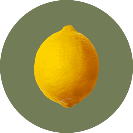 Un piccolo limone primofiore, giallo su sfondo circolare verde. Coltivato in Italia con metodi naturali.